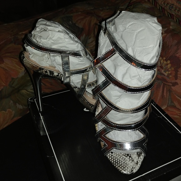 Shoes - Picture 7 of 8